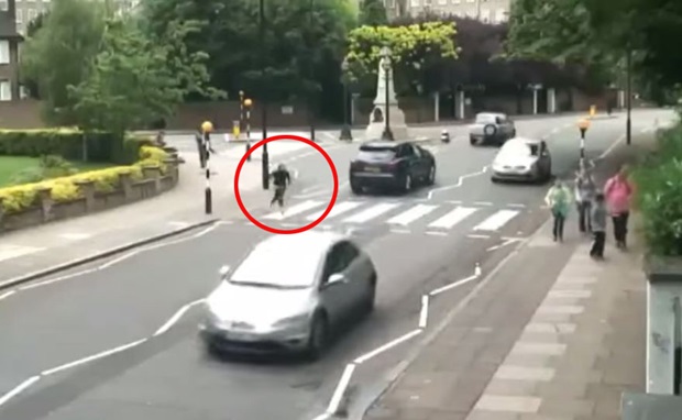 Câmera flagra mulher sendo atropelada na faixa de pedestres utilizada em álbum dos Beatles