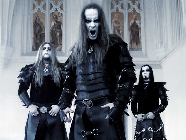 Banda de metal rasga a bíblia em show no Rio de Janeiro