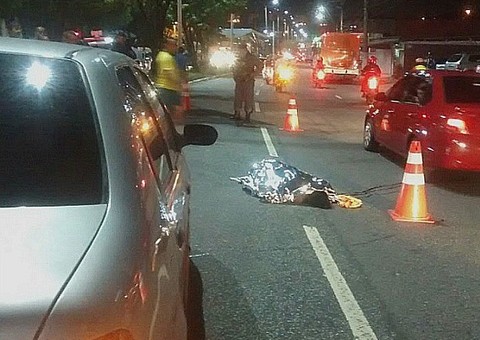 Atropelada na Cosme Ferreira, mulher não resiste e morre no local