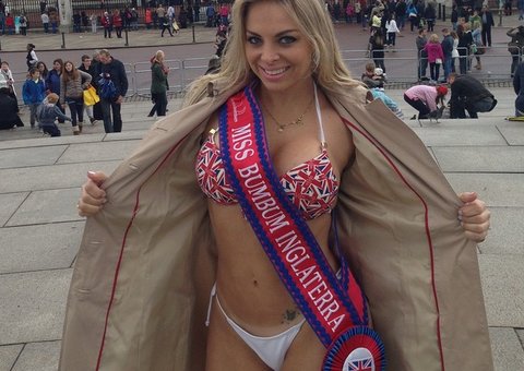  Miss Bumbum Inglaterra posa de biquíni em pontos turísticos de Londres 