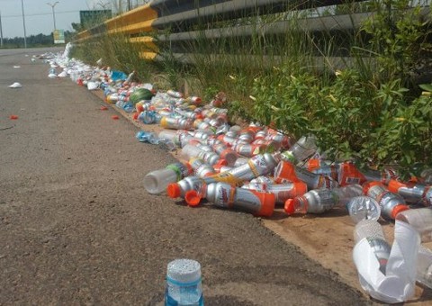 Maratona deixa resíduos na ponte Rio Negro