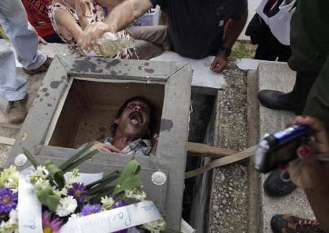 Homem é enterrado vivo durante ritual chocante na Cuba