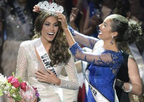  Venezuelana leva título de Miss Universo em meio a polêmica gay