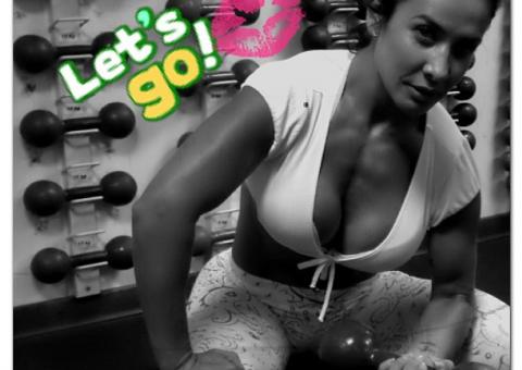 Scheila Carvalho mostra corpo sarado e incentiva a malhar