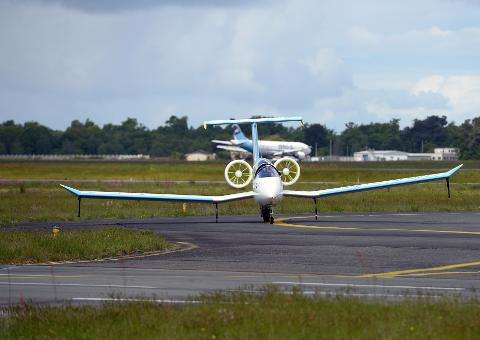 Primeiro voo na França do E-Fan, o avião elétrico da Airbus