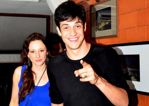  Com folga de 'Félix', Mateus Solano curte noite em bar carioca com esposa