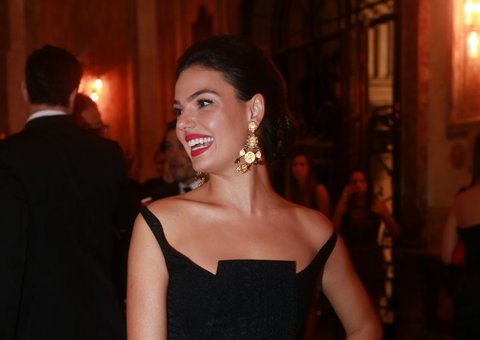 Ísis Valverde chama atenção em premiação com brincos de R$ 46 mil