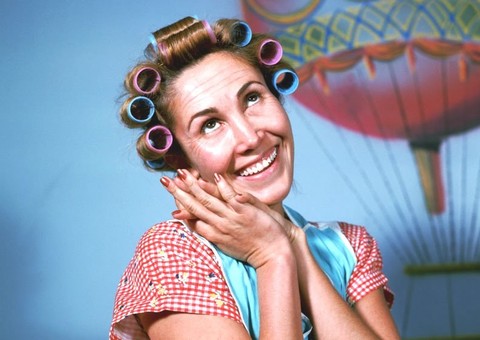 Aos 65 anos, Dona Florinda aparece mais jovem