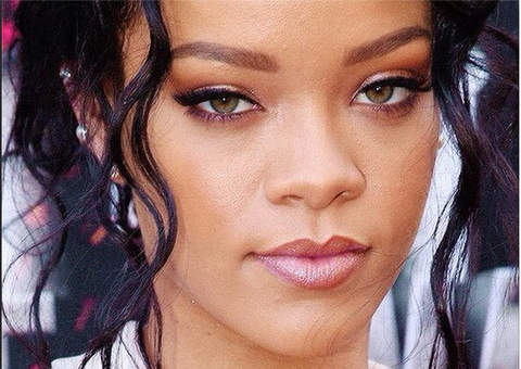 Rihanna é obrigada a passar 5 vezes por detector de metais