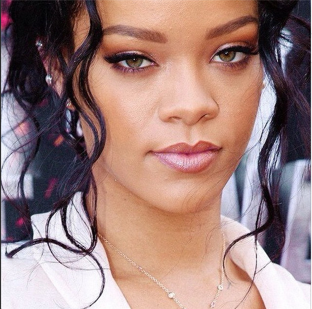 Rihanna é obrigada a passar 5 vezes por detector de metais