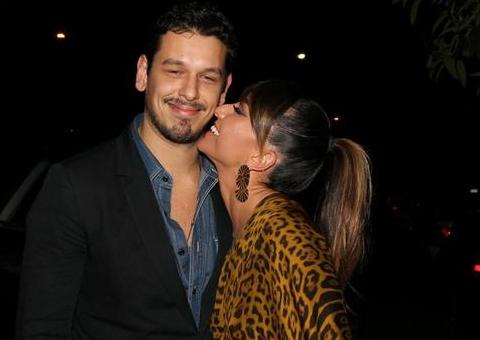  Apaixonada, Sabrina Sato posa aos beijos em festa com o ex de Cleo Pires