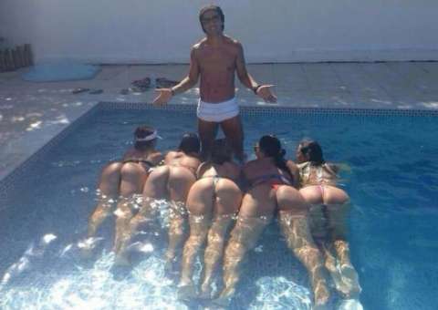 Ronaldinho Gaúcho é fotografado em piscina com 'popozudas' aos pés