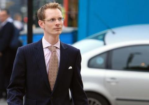 Professor encontrado escondido debaixo da cama de aluna admite relação íntima com adolescente   