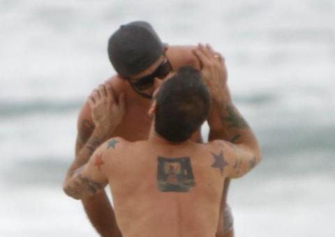 Marc Jacobs namora muito na praia com brasileiro