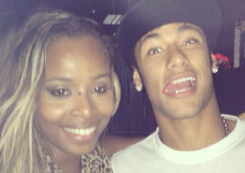 Na balada, Roberta Rodrigues flagra Neymar sem Bruna Marquezine