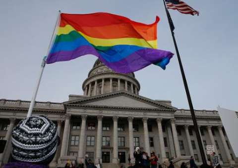 Maioria dos americanos apoia casamento gay 