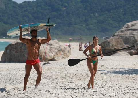 De fio-dental, Aryane Steinkopf exibe curvas generosas durante stand up paddle