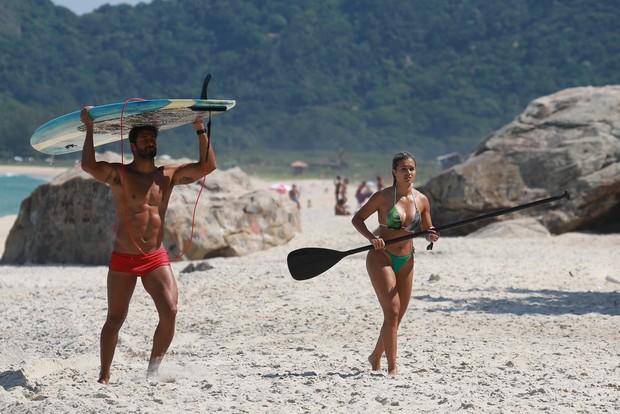De fio-dental, Aryane Steinkopf exibe curvas generosas durante stand up paddle