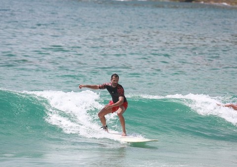 Malvino Salvador e Kyra Gracie fazem aula de surf no Rio de Janeiro