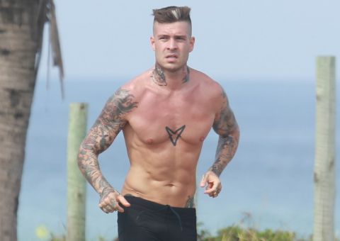  Sem camisa, Mateus Verdelho mantém a forma com corrida