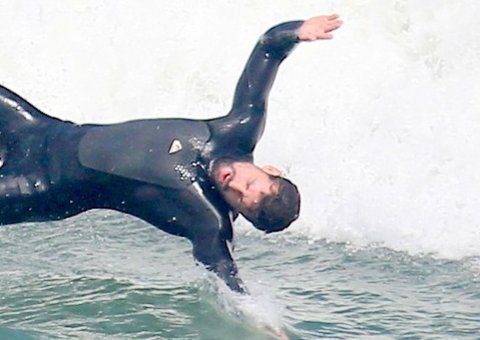  Cauã Reymond aproveita domingo para surfar