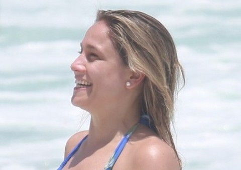 Grávida, Fernanda Gentil desabafa após ter corpo criticado em dia de praia