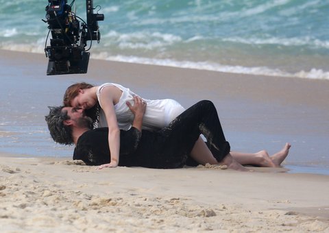 Marina Ruy Barbosa beija muito de camisola na praia em gravação de novela
