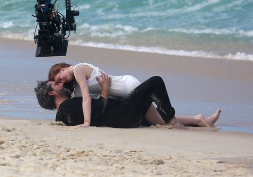 Marina Ruy Barbosa beija muito de camisola na praia em gravação de novela