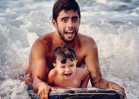   Filho de Luana Piovani pega primeira onda com o pai