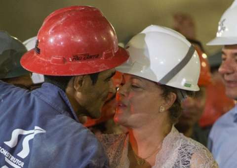A presidente Dilma Rousseff durante visita às obras do metrô, no Rio