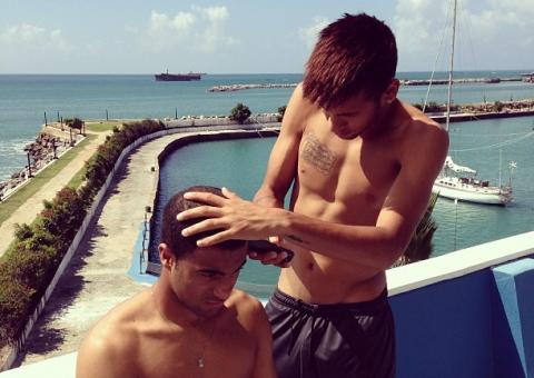 Neymar vira o cabeleireiro da Seleção 'Não tem tu, vai tu mesmo'