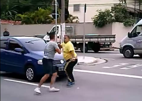 Gordinho bom de briga bate em bombado no trânsito