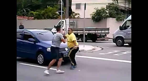 Gordinho bom de briga bate em bombado no trânsito