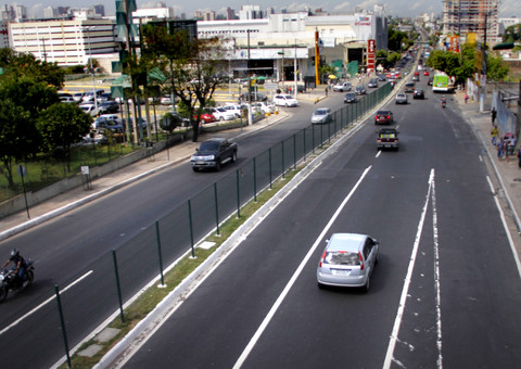 Mulher é atropelada próximo à passarela na Djalma Batista