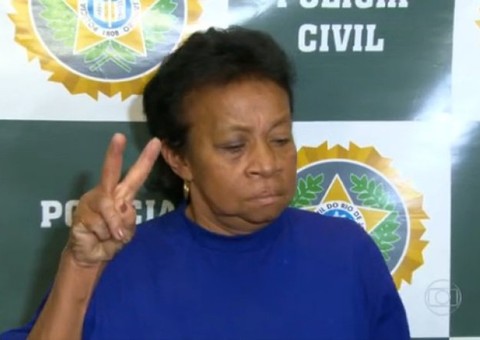 Suspeita de envenenar ex-prefeita faz ‘beijinho no ombro’ para fotógrafos