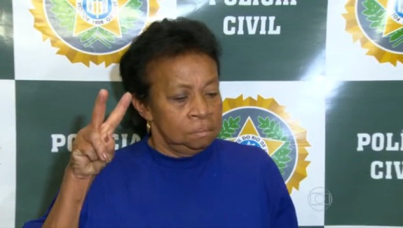 Suspeita de envenenar ex-prefeita faz ‘beijinho no ombro’ para fotógrafos