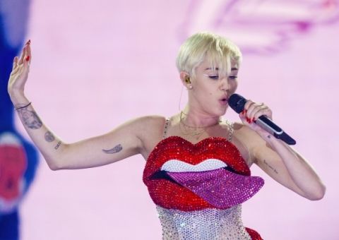 Miley Cyrus manda recado para o ex em seu show