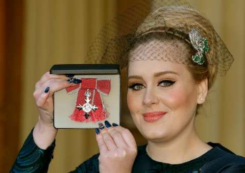 Cantora Adele recebe a mais alta honraria da família Real britânica
