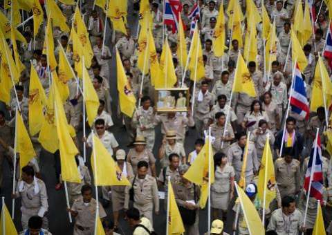 Rei da Tailândia faz rara aparição pública no aniversário de sua coroação