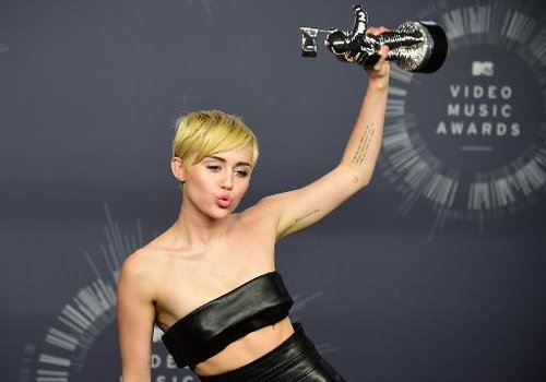 Sem ousadia, Miley Cyrus recebe prêmio de melhor vídeo do ano