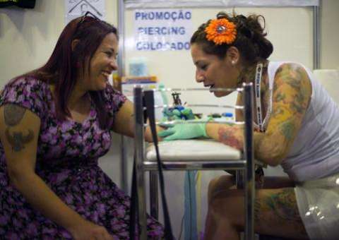 Tatuagem se populariza e ganha corpos, ruas e areias do Rio de Janeiro