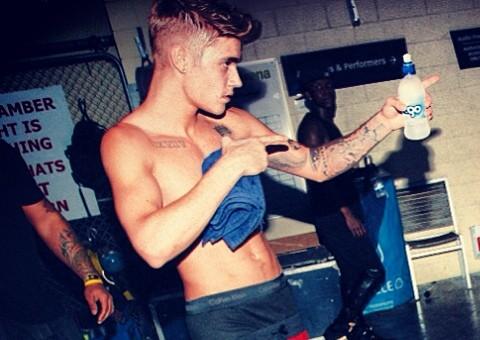  Justin Bieber fecha boate com 35 strippers só para ele