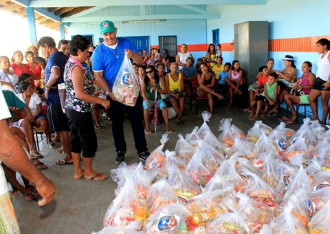 Mais de 500 famílias alagadas recebem cestas básicas da Prefeitura