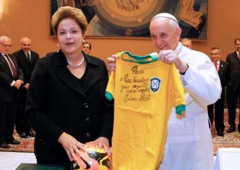 Papa recebe Dilma Rousseff e brinca sobre a Copa do Mundo