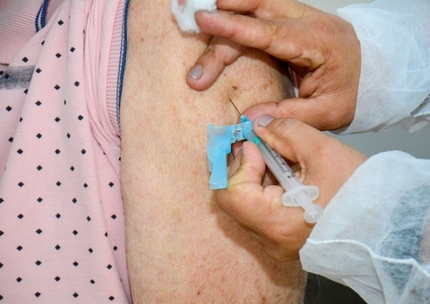 Vacinação dos idosos de 75 a 79 anos começa neste domingo em Manaus