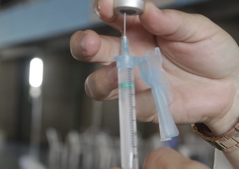 Idosos de 70 a 74 anos começam a ser vacinados nesta segunda em Manaus