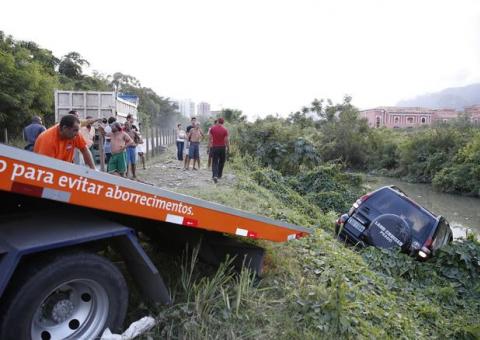 Ator Marcello Antony e mulher sofrem acidente de carro
