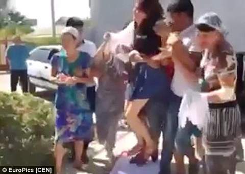 Adolescente arrastada e forçada a se casar com homem mais velho no Cazaquistão