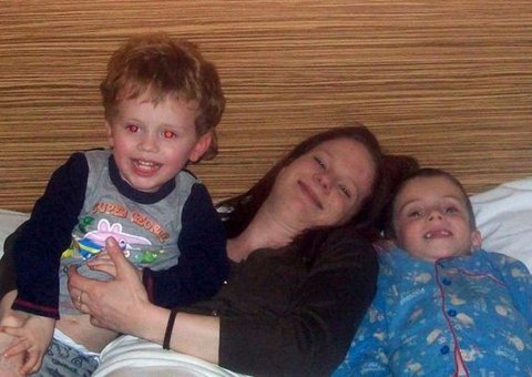 Mãe salta de despenhadeiro com filho mais velho após afogamento do caçula