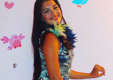 Vanessa Alfaia canta e encanta no Caprichoso